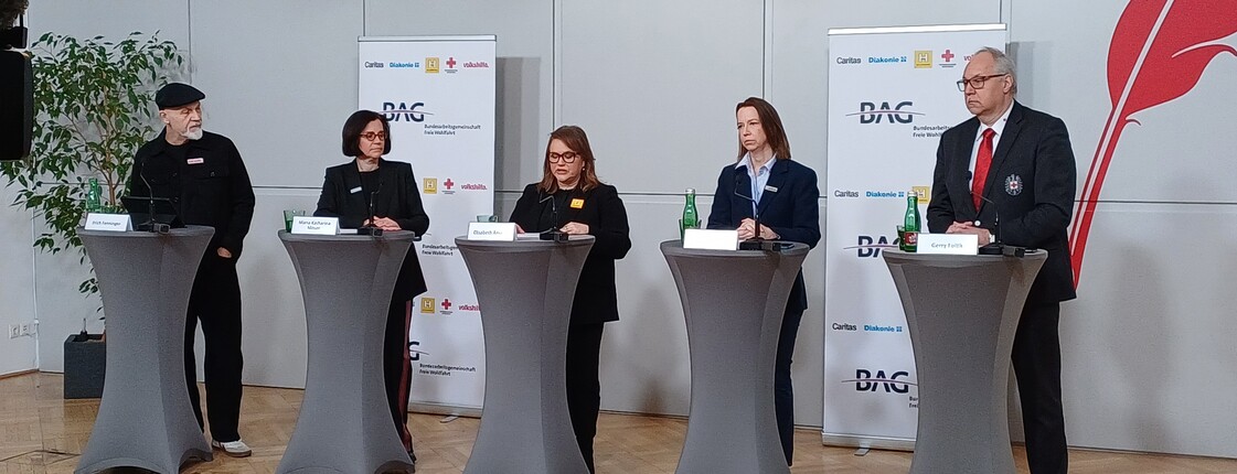 Sprecher*innen von Caritas, Diakonie, Hilfswerk, Rotes Kreuz und Volkshilfe sprechen auf einer gemeinsamen Pressekonferenz