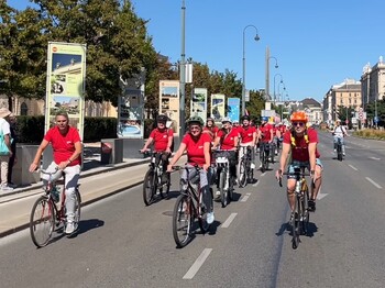 Radfahrer*innen beim Radkonvoi der Menschlichkeit am Welttag der Humanitären Hilfe