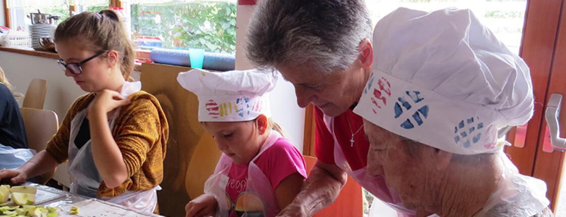 Gemeinsames Kochen und Backen mit Kindern aus der Gemeinde Kirchschlag Gemeinsames Kochen und Backen mit Kindern aus der Gemeinde Kirchschlag