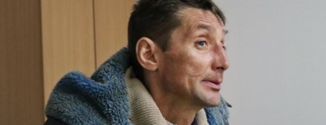 Profil eines Mannes, er schaut nachdenklich