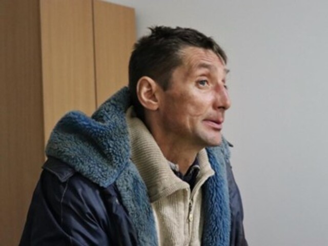 Profil eines Mannes, er schaut nachdenklich