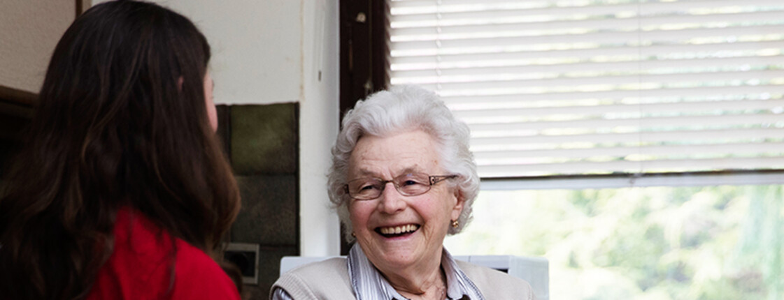 Seniorin am Küchentisch Seniorin am Küchentisch