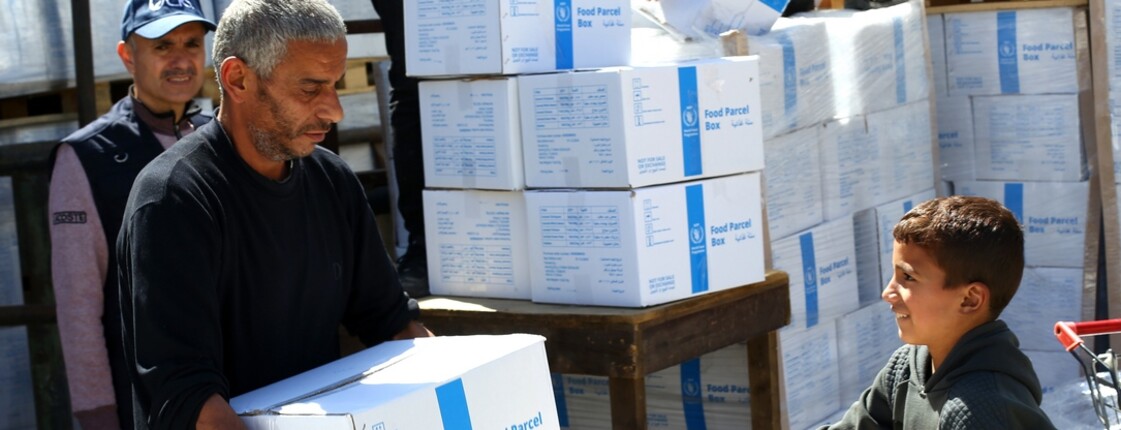 Ein Kind bekommt eine Hilfslieferung überreicht