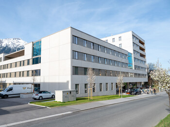 Außenansicht eines modernen Gebäudes mit weißer Fassade.