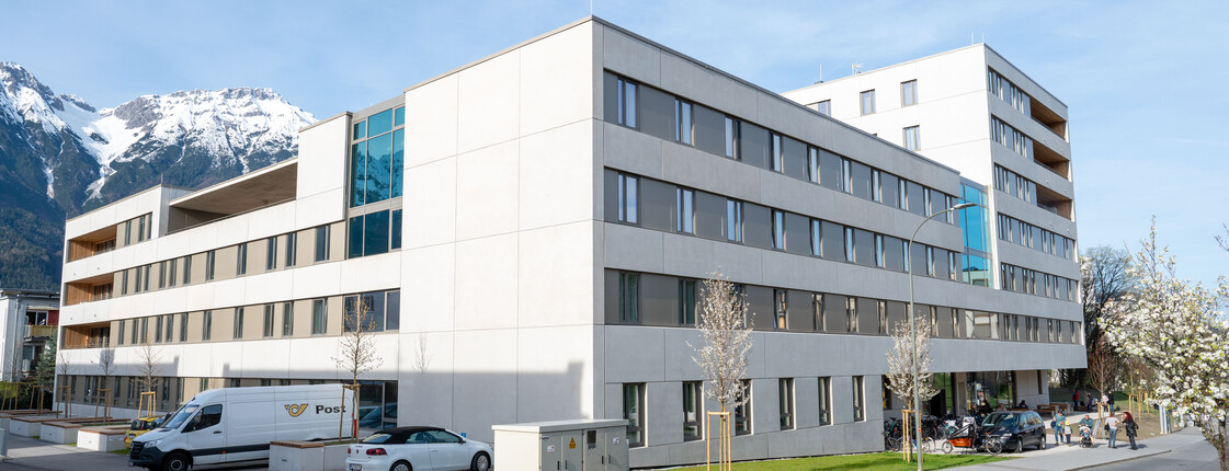 Außenansicht eines modernen Gebäudes mit weißer Fassade.