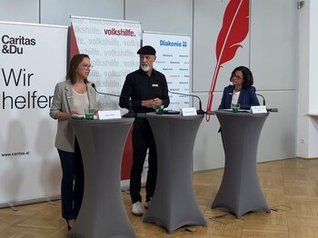 Vertreter*innen der Caritas Österreich, Diakonie und Volkshilfe sprechen auf einer Pressekonferenz