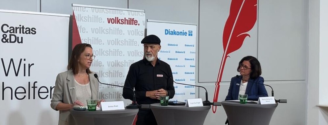 Vertreter*innen der Caritas Österreich, Diakonie und Volkshilfe sprechen auf einer Pressekonferenz