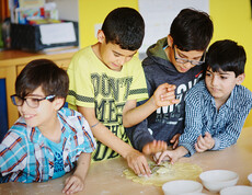 Kinder beim Keksebacken