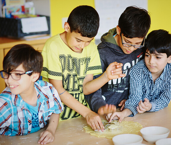 Kinder beim Keksebacken