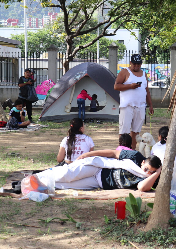 Familien leben nach dem Erdbeben in Zelten und provisorischen Unterkünften in Caracas, Venezuela.