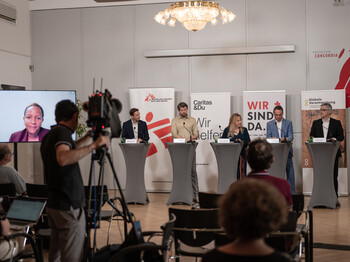Trägerorganisationen des Humanitarian Congress Vienna legen am Welttag der Humanitären Hilfe Empfehlungen für Österreichs Sicherheitsratssitz vor. Sprecher*innen von AG Globale Verantwortung, Ärzte ohne Grenzen, Caritas Österreich und Österreichisches Rotes Kreuz sowie Komplexitätsforscher Peter Klimek und Expertin  Joyce Msuya sprechen am Podium. 