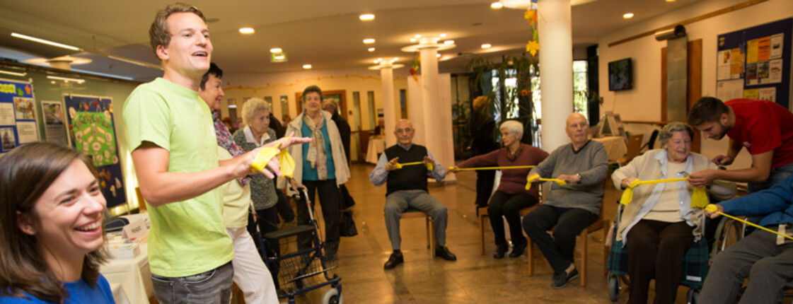 Bewegungsrunde beim Tag der offenen Tür im Haus St. Barbara Bewegungsrunde beim Tag der offenen Tür im Haus St. Barbara