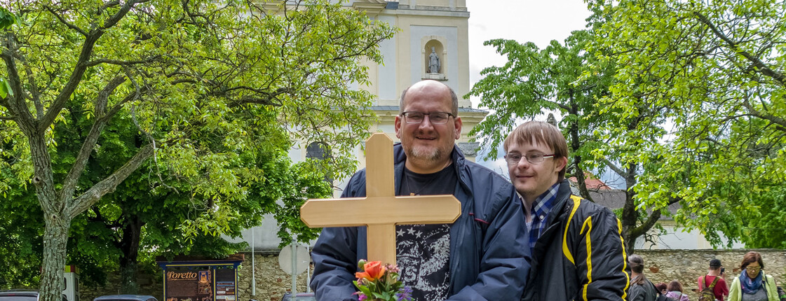 Zwei Bewohner aus dem Caritas Haus Vitus vor der Wallfahrtskirche Loretto