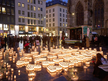 Kerzenmeer vor dem Stephansdom in Wien