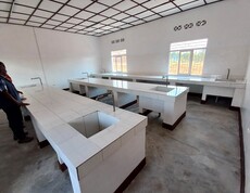 Blick in einen hellen, neu eingerichteten Laborraum mit gefliesten Arbeitstischen, integrierten Waschbecken und Wasserhähnen – Labor des Institut Supérieur de Nutrition et Paramédical de Simba, Burundi.