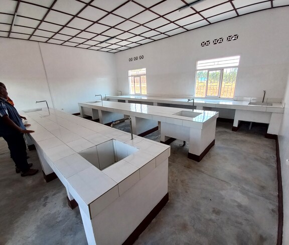 Blick in einen hellen, neu eingerichteten Laborraum mit gefliesten Arbeitstischen, integrierten Waschbecken und Wasserhähnen – Labor des Institut Supérieur de Nutrition et Paramédical de Simba, Burundi.