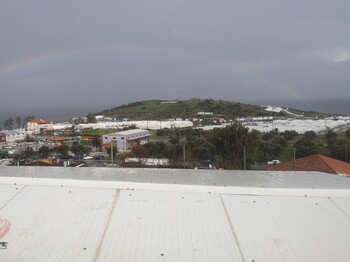 Über der Insel Lesbos zieht ein Sturm auf. Am Himmel ist ein Regenbogen zu sehen.