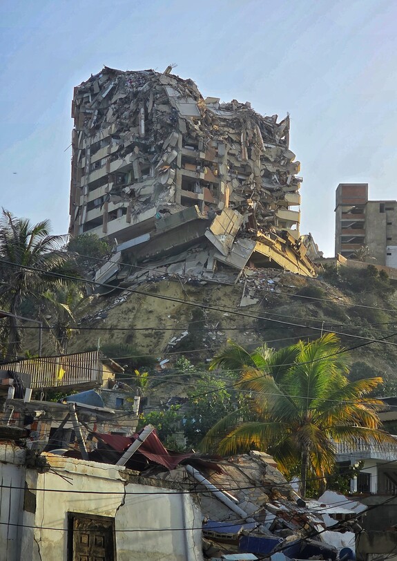 Schwer beschädigtes Hochhaus in La Guaira nach dem Erdbeben in Venezuela, umgeben von Trümmern.