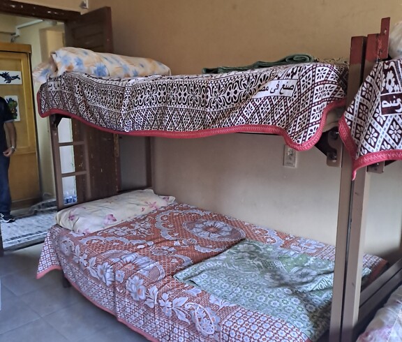 In betreuten Wohngemeinschaften erhalten die Straßenkinder ein vorübergehendes, geschütztes Zuhause.  Ein Stockbett mit bunten Decken