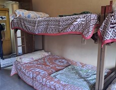 In betreuten Wohngemeinschaften erhalten die Straßenkinder ein vorübergehendes, geschütztes Zuhause.  Ein Stockbett mit bunten Decken