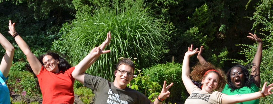 Social Active Day Eine Gruppe von Jugendlichen springt in die Luft