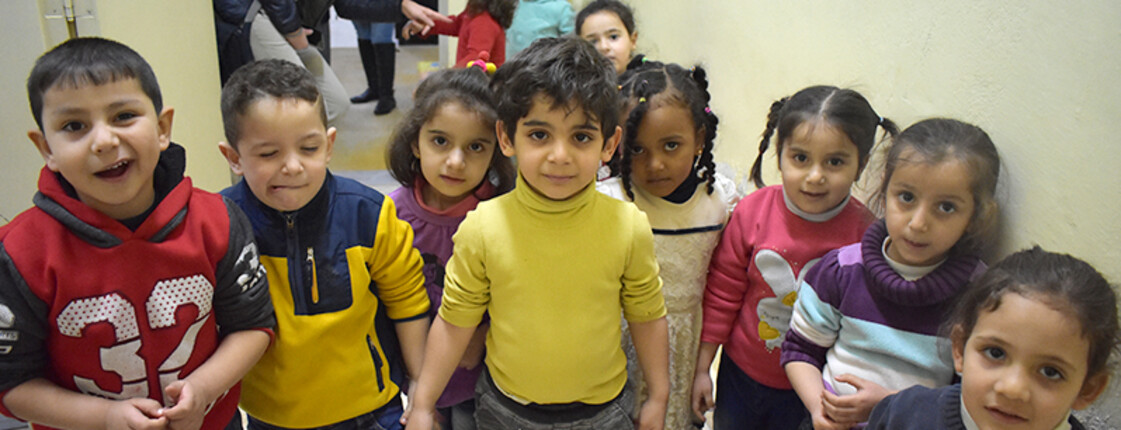 Eine Gruppe Kinder steht im Halbkreis
