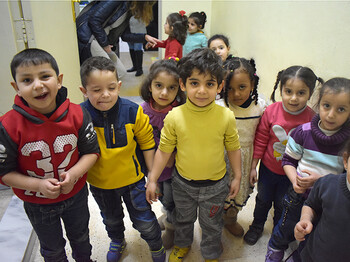 Eine Gruppe Kinder steht im Halbkreis