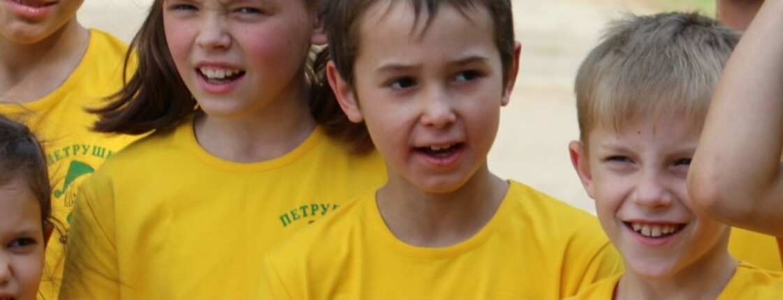 Direkte Hilfe für Kinder in Moldau Eine Gruppe von Kindern beim Singen