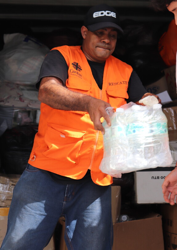 Caritas-Helfer verteilt Trinkwasser nach dem Erdbeben in Venezuela.