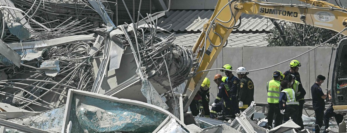 Rettungskräfte vor den Trümmern eines eingestürzten Gebäudes in Bangkok nach einem schweren Erdbeben am 28. März 2025.