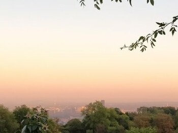 Ein rötlicher Himmel durch den Sonnenuntergang.