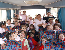 Eine Gruppe von Schulmädchen aus den Slums von Kairo im Schulbus.