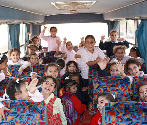 Eine Gruppe von Schulmädchen aus den Slums von Kairo im Schulbus.