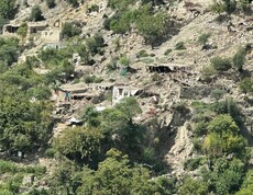Trümmer und Überreste von Häusern in der Landschaft