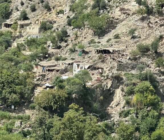 Trümmer und Überreste von Häusern in der Landschaft