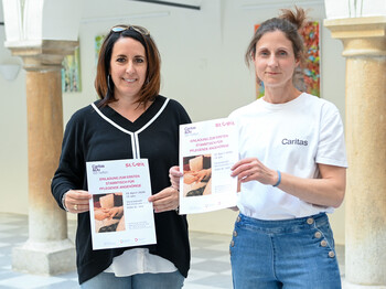 Frau Greiler von der Stadt St.Veit und Verena Wernbacher von der RegionalCaritas halten Flyer zum Pflegestammtisch für pflegende Angehörige in St. Veit.