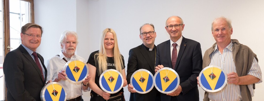 Gruppenfoto von sechs Personen mit Pilgermedallions 