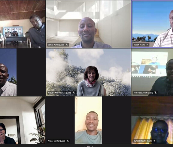 Mehrere Personen nehmen per Videokonferenz an einem Online-Meeting teil. Die Teilnehmenden kommen aus unterschiedlichen Regionen und tauschen Wissen über Sportprojekte aus.