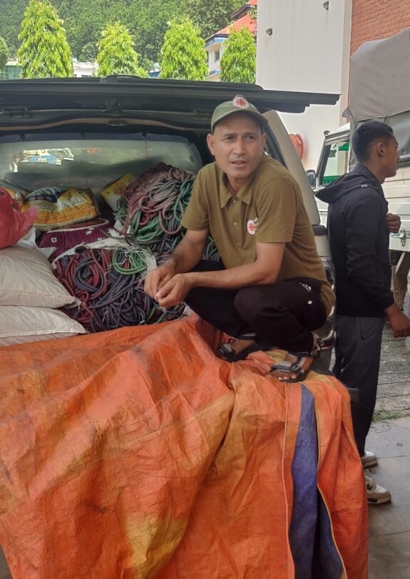 Mitarbeitende von Caritas Nepal verladen Hilfsgüter und Ausrüstung für die Hilfe nach der Flutkatastrophe.