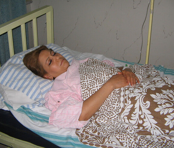 Eine Frau liegt schlafend in einem Bett