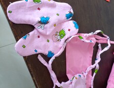 auf einem Tisch liegen mehrere selbstgenähte rosa Stoffbinden