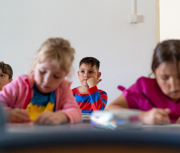 Kinder lernen und schreiben in Schulbücher. 