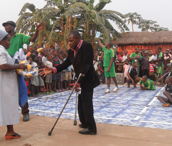 Mann mit Gehbehinderung nimmt mit Krücken an einer Sportveranstaltung im Freien teil