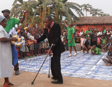 Mann mit Gehbehinderung nimmt mit Krücken an einer Sportveranstaltung im Freien teil