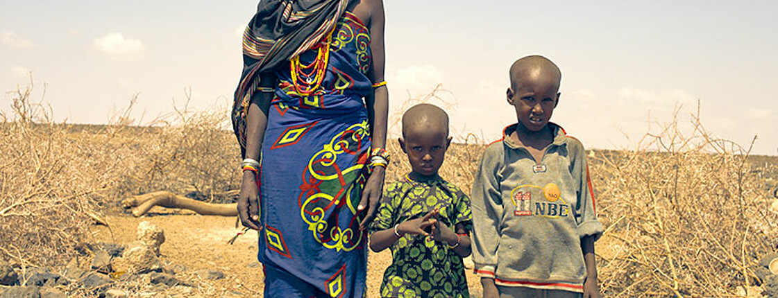 Eine afrikanische Frau mit zwei Kindern