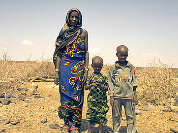 Eine afrikanische Frau mit zwei Kindern