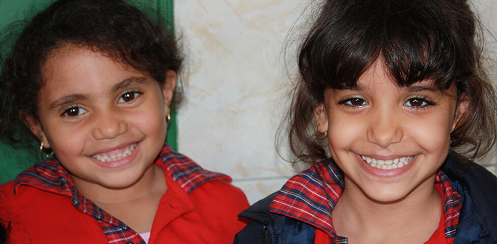 Zwei Mädchen aus Kairo in der Schule.