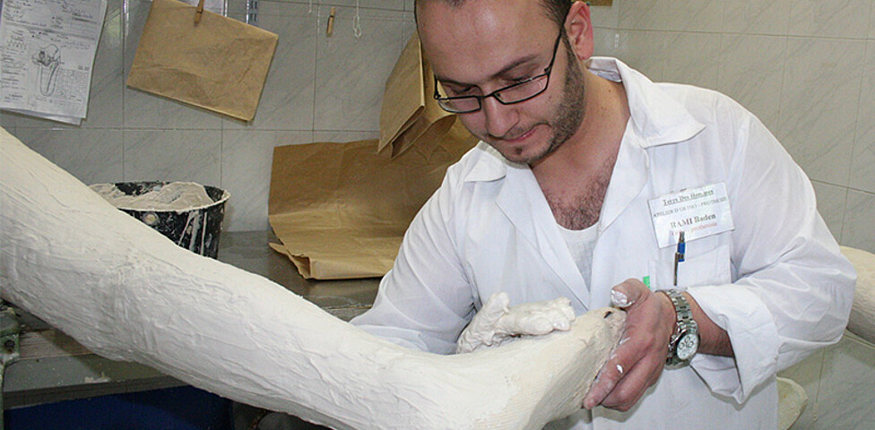 Ein Techniker der orthopädischen Werkstatt in Damaskus bei der Arbeit an einer Prothese.