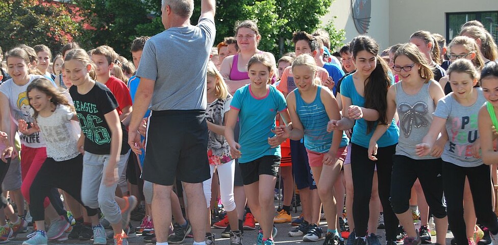Eine Gruppe von Jugendlichen startet bei einem Lauf
