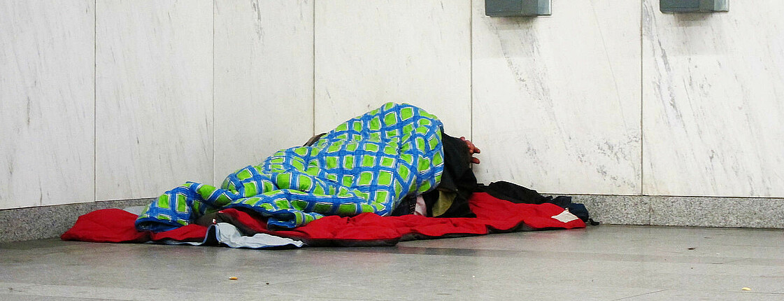 Obdachloser schläft in einer UBahn Station